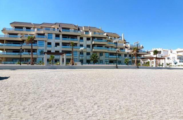 Puerto de la Duquesa beachfront apartment Manilva Exterior foto